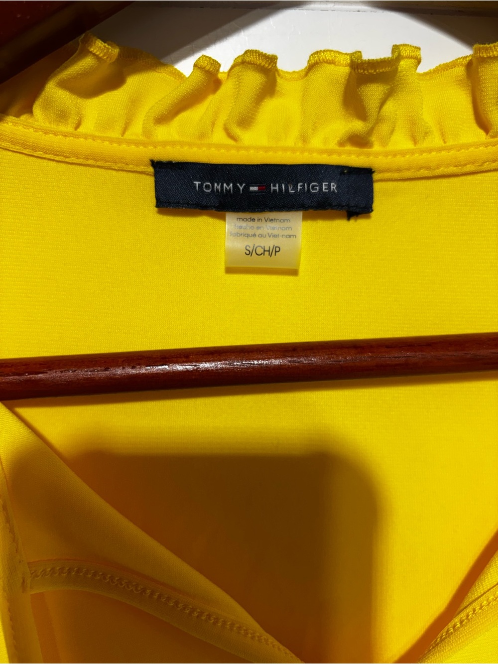 Tommy Hilfiger Women’s Bright Yellow Ruffle Sleeveless Blouse Top Size Small - Picture 4 of 6